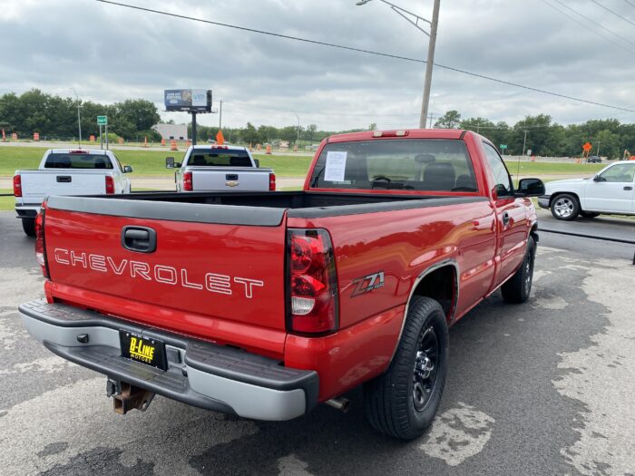 2005 CHEVROLET SILVERADO REGULAR CAB 4X4 PICKUP - Image 4