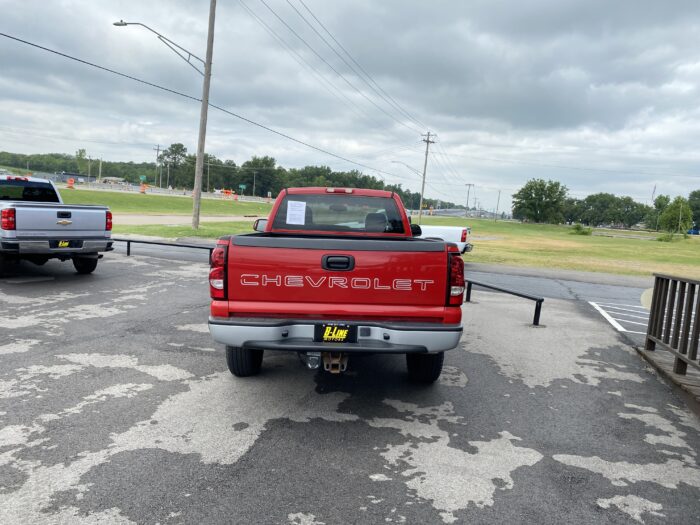 2005 CHEVROLET SILVERADO REGULAR CAB 4X4 PICKUP - Image 5